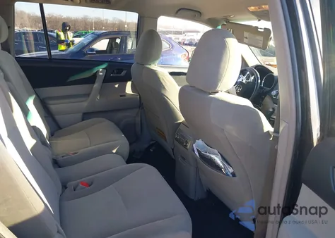 2012 Toyota Highlander Base V6 z USA, uszkodzony, nr VIN 5TDBK3EH1CS156049